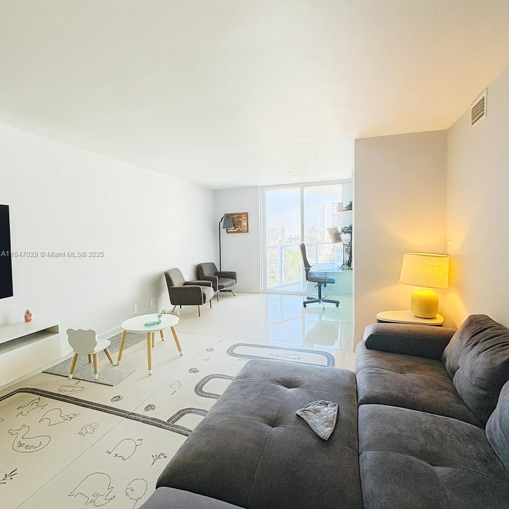 2401 Collins Ave 1209