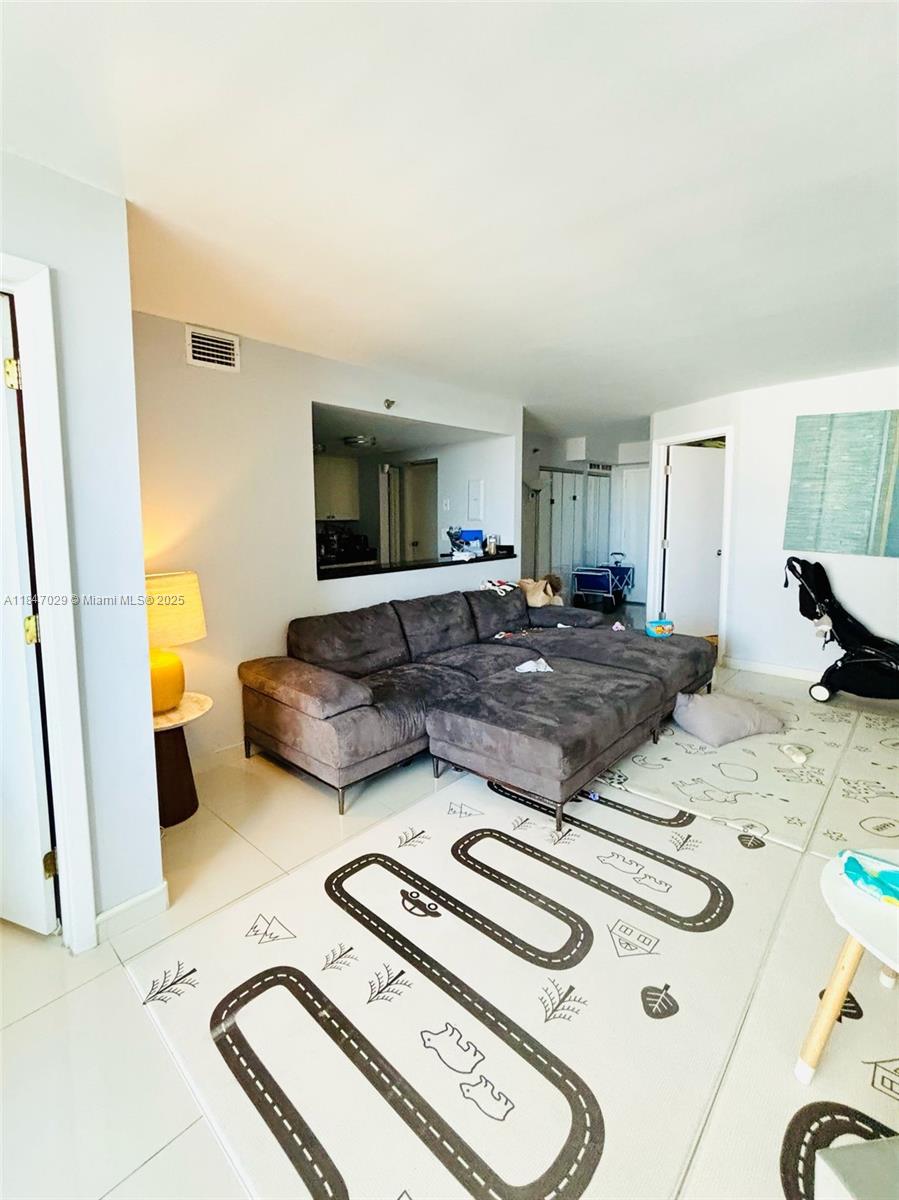 2401 Collins Ave 1209