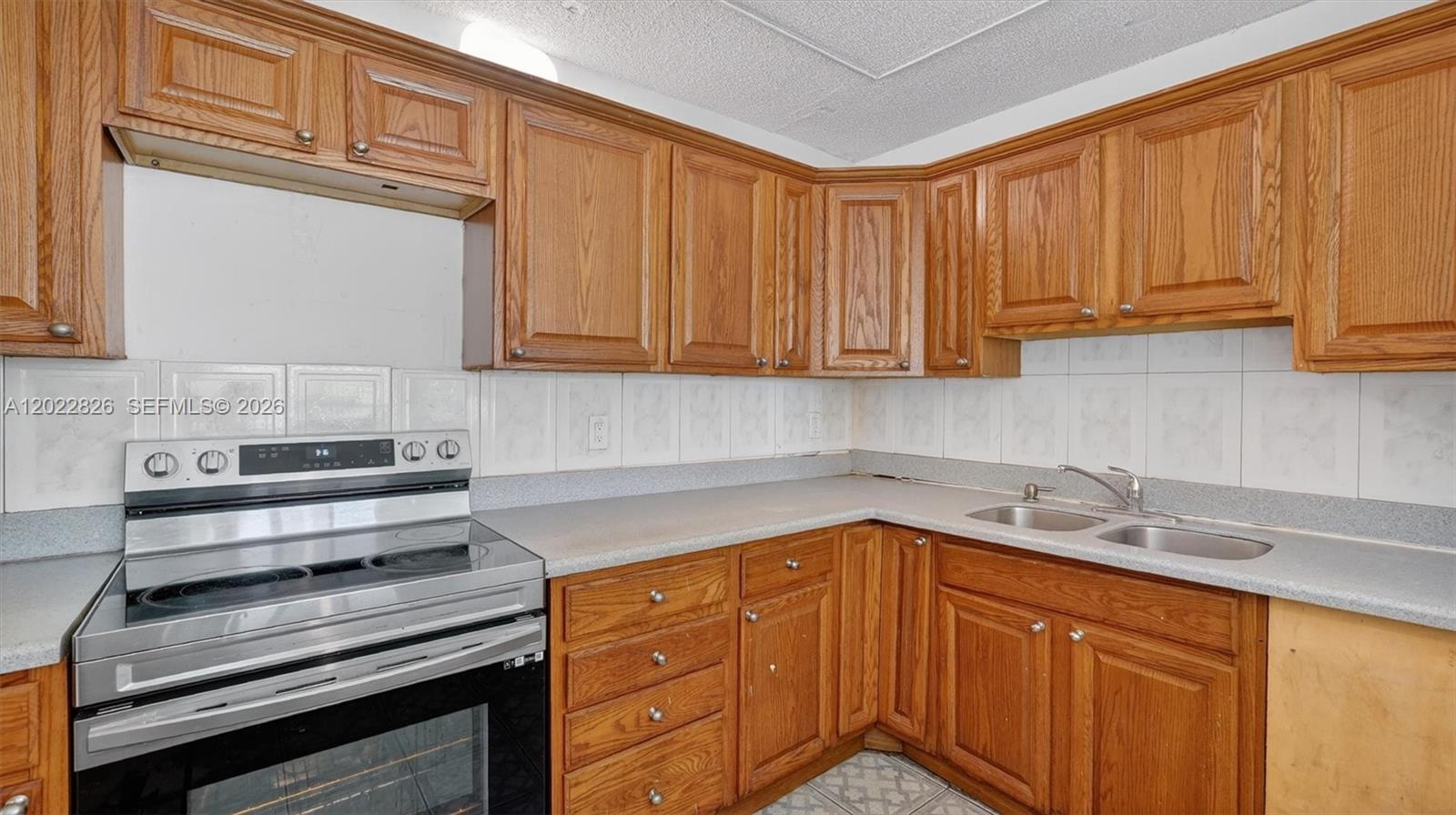 NARANJA LAKES CONDO NO 5 - Residential