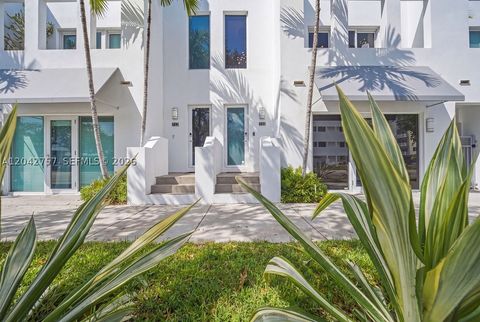 Tiny photo for 710 NE 3rd Ave, Fort Lauderdale, FL 33304 (MLS # A12042757)