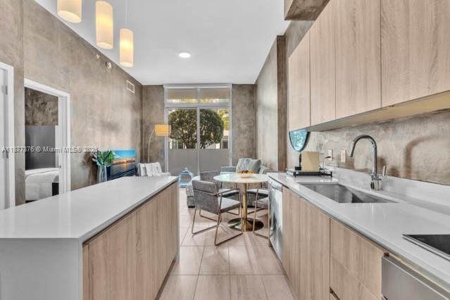 QUADRO CONDO - Residential