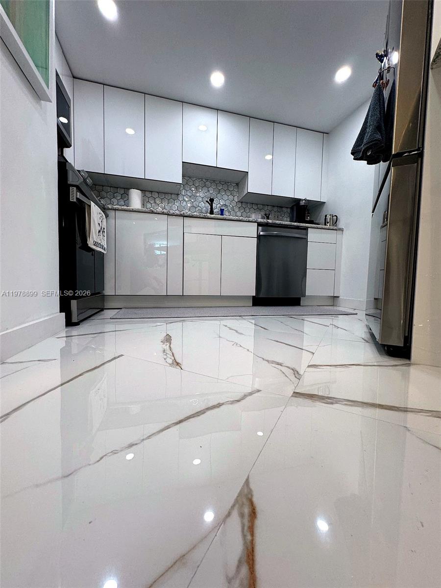 999 Brickell Bay Dr 710