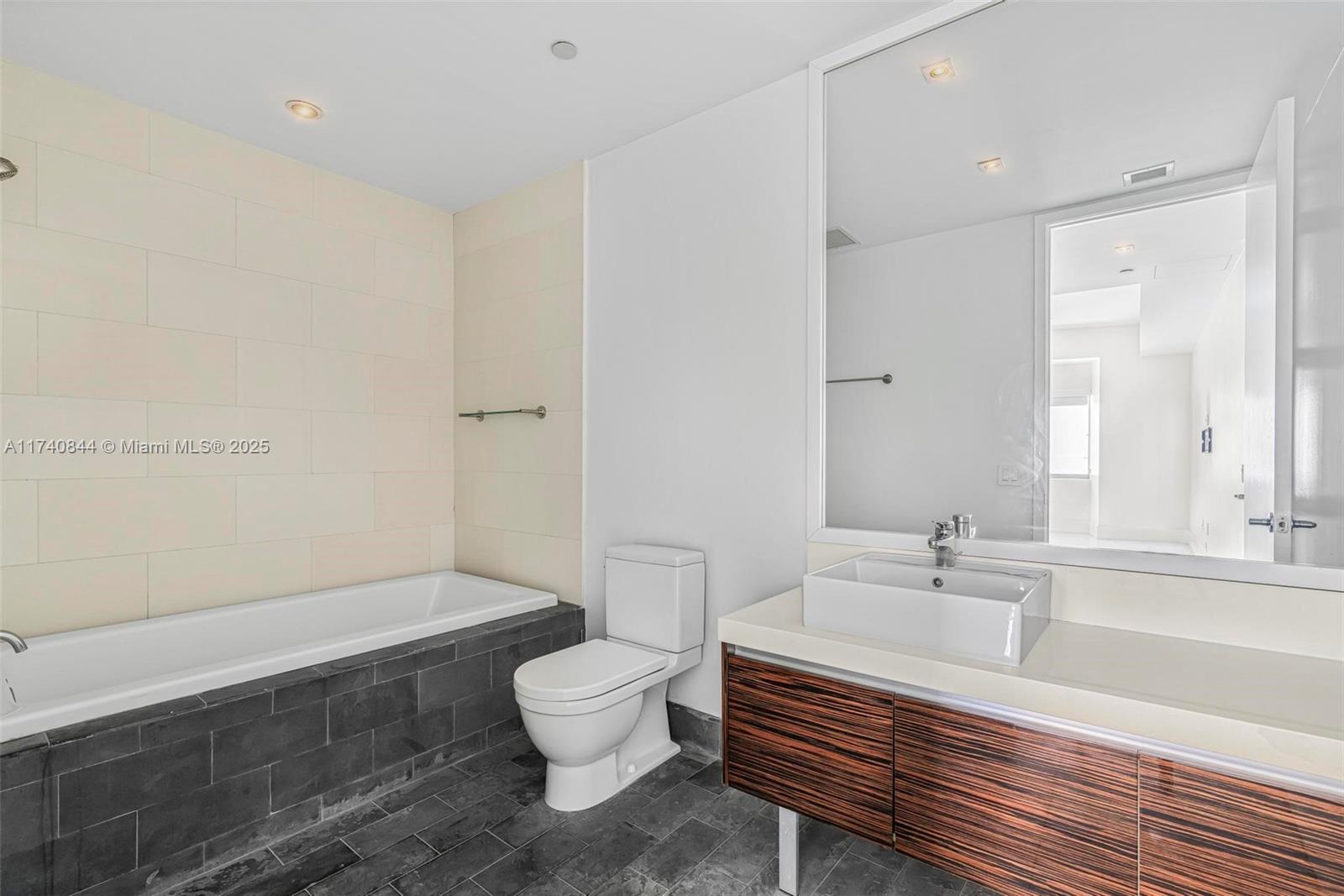 MARQUIS CONDO - Residential