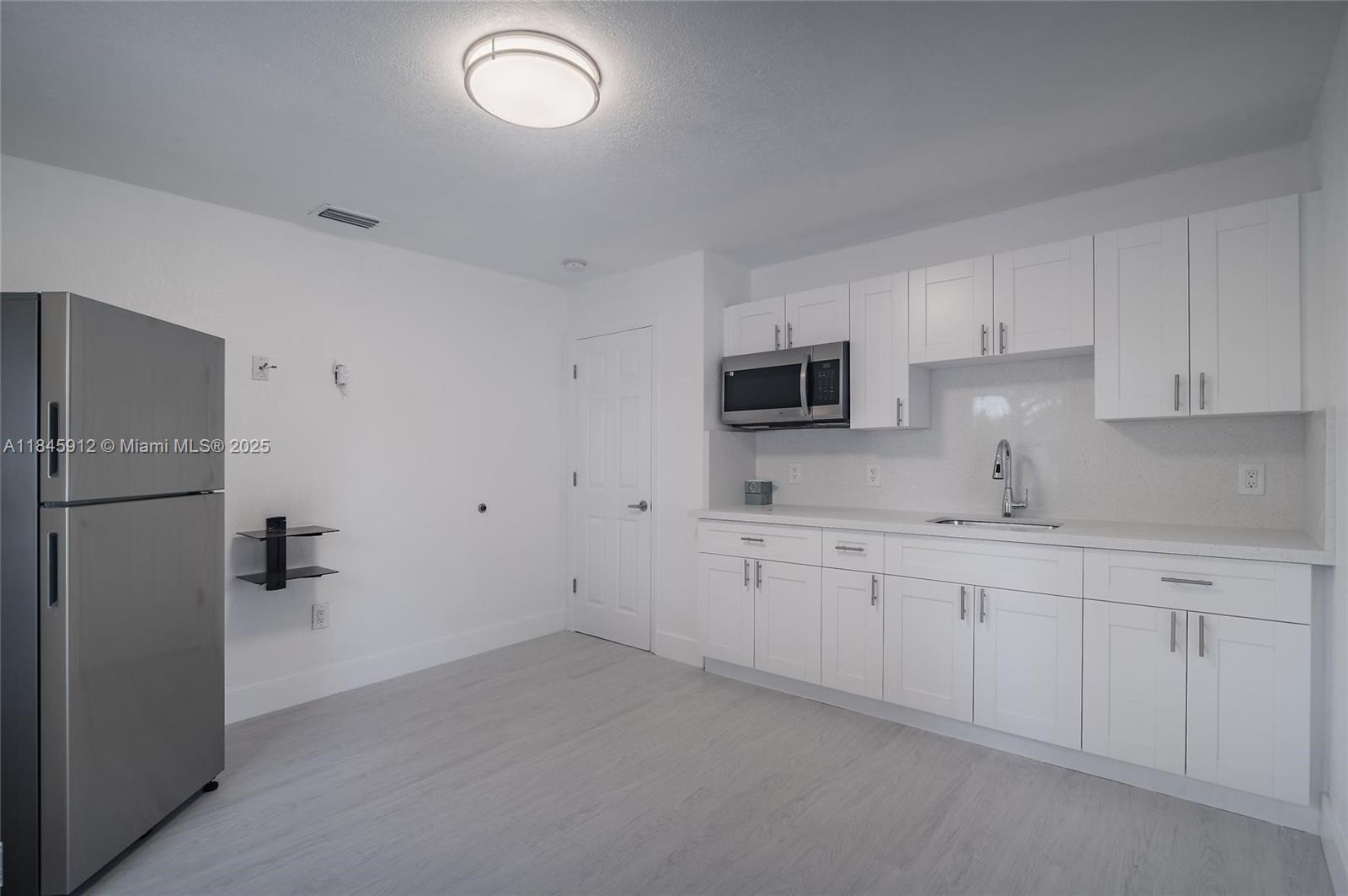 Remodeled efficiency!
1 bedrooms | 1 bathroom | All utilities included
This efficiency unit offers comfort, space, and a modern touch — perfect for easy and practical living.
All utilities included (water, electricity, internet) and parking available.
Great location and move-in ready.