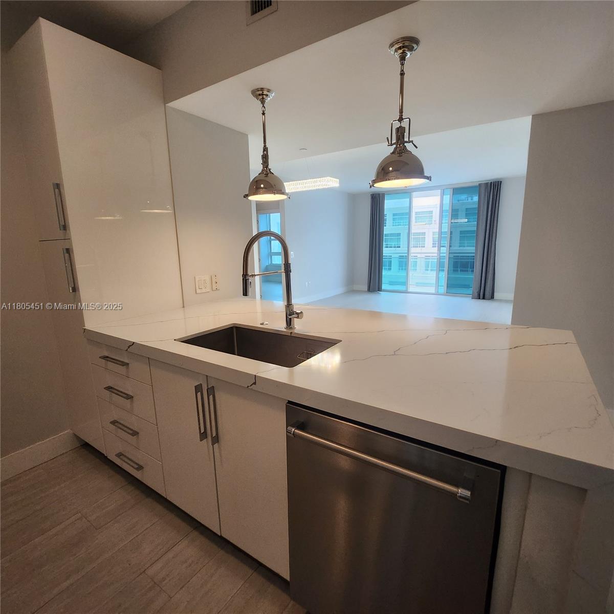 THE PLAZA 851 BRICKELL CO - Residential Lease
