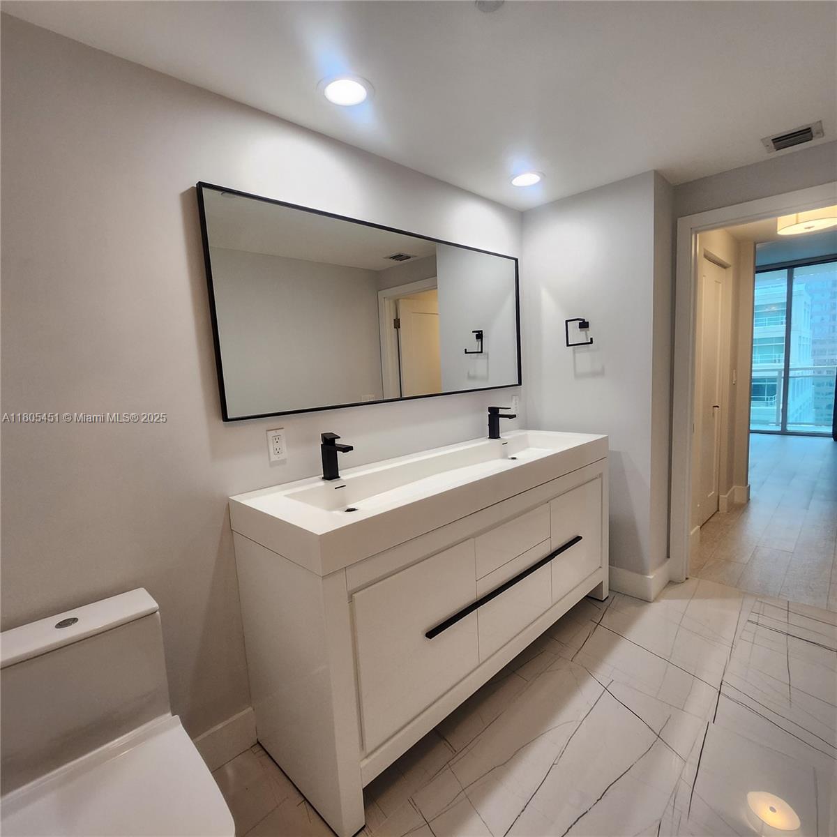 THE PLAZA 851 BRICKELL CO - Residential Lease