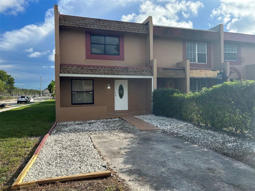 Very large townhouse, remodeled, New cabinets, new bathrooms, new porcelain floor. Covered terrace and large patio. It is just like a house.