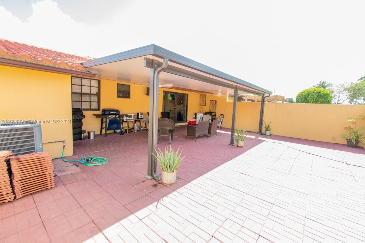 KENDALE LAKES WEST TOWNHO - Residential