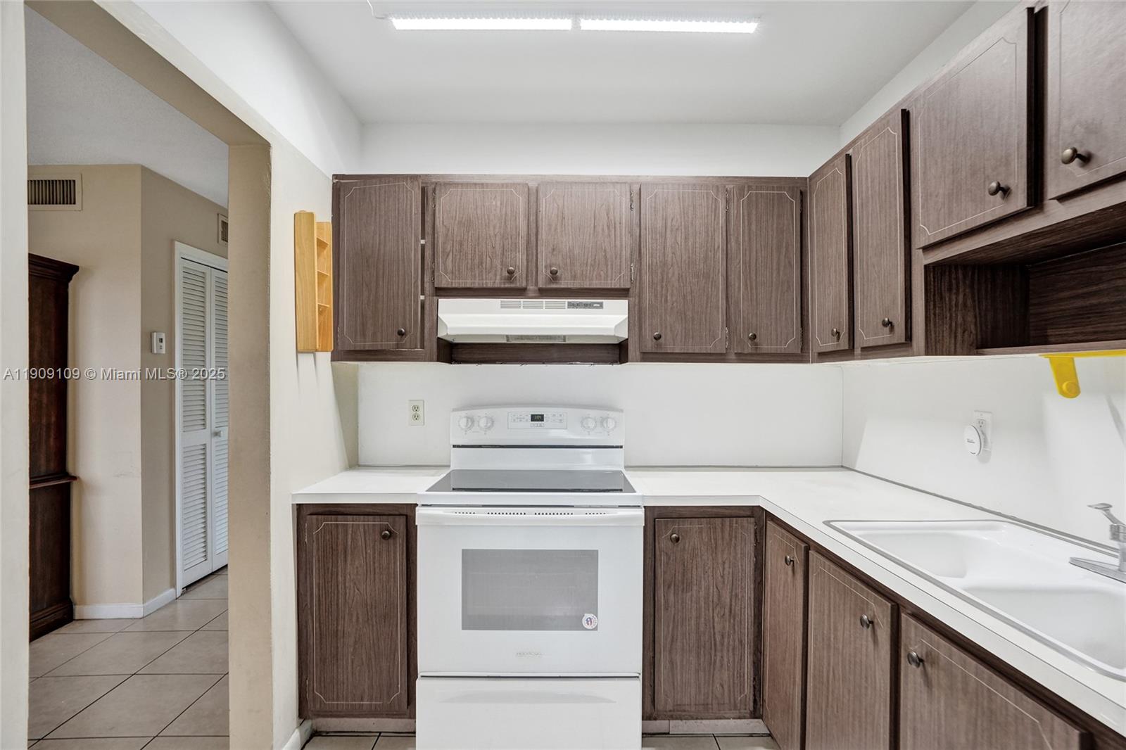 LAKE PARK GARDENS 1 INC C - Residential Lease