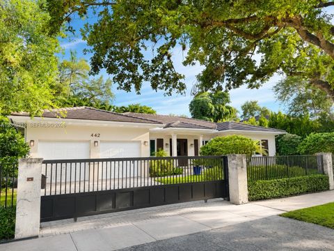 Photo of 442 Amalfi Ave, Coral Gables, FL 33146 (MLS # A12016313)