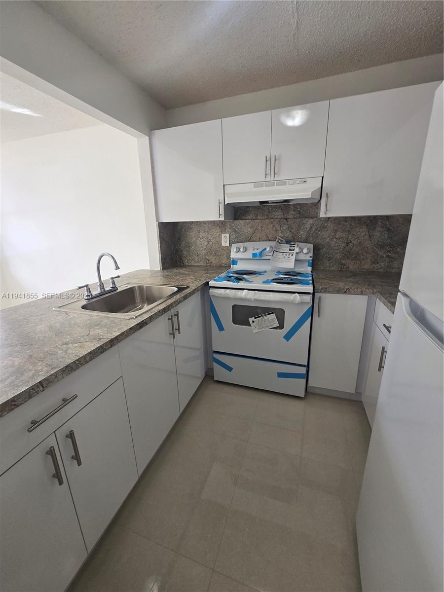 THE PORTICOS CONDO #1 - Residential Lease