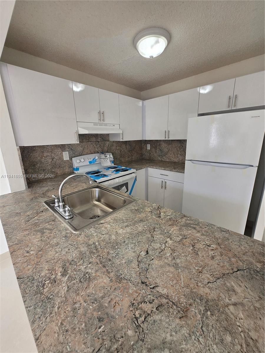 THE PORTICOS CONDO #1 - Residential Lease