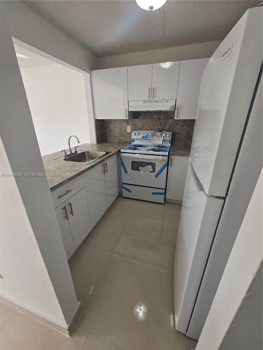 THE PORTICOS CONDO #1 - Residential Lease