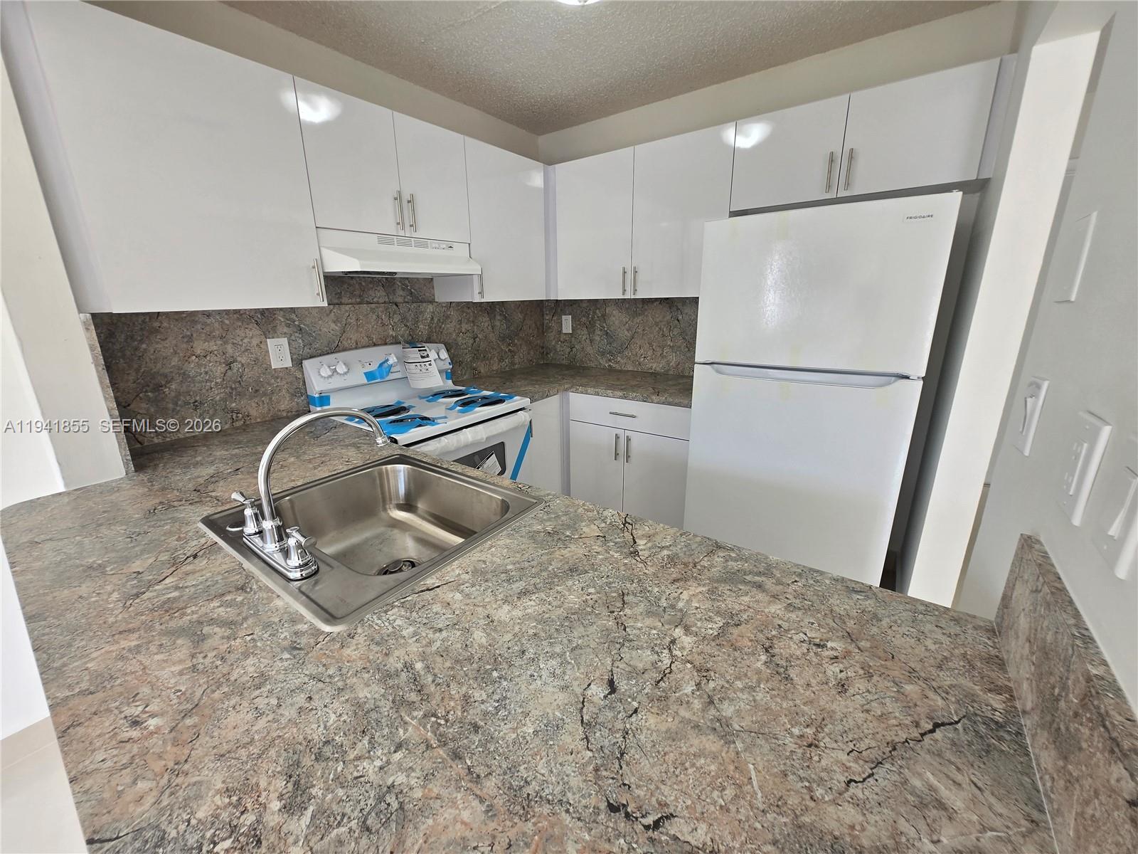 THE PORTICOS CONDO #1 - Residential Lease