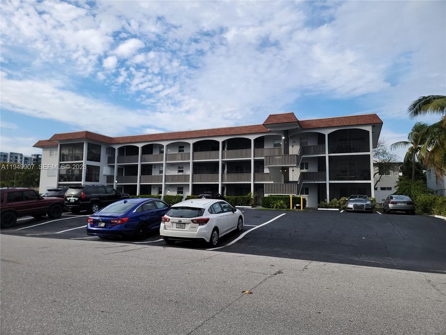 CORNER UNIT FIRST FLOOR, 1000 SF, 2/2 COOP NEW IMPACT WINDOWS, NEW A/C ,NEW WATER HEATER, LARGE SCREEN PORCH, 5 MINUTES TO THE BEACH, CLOSE TO RESTAURANTS, SUPERMARKETS, 50 YR INSPECCTION APPROVE  .NO FINANCING .CASH ONLY SELLER MOTIVED ,ALL AGES WELCOME,STORAGE,ONLY EMOTIONAL SUPPORT PETS