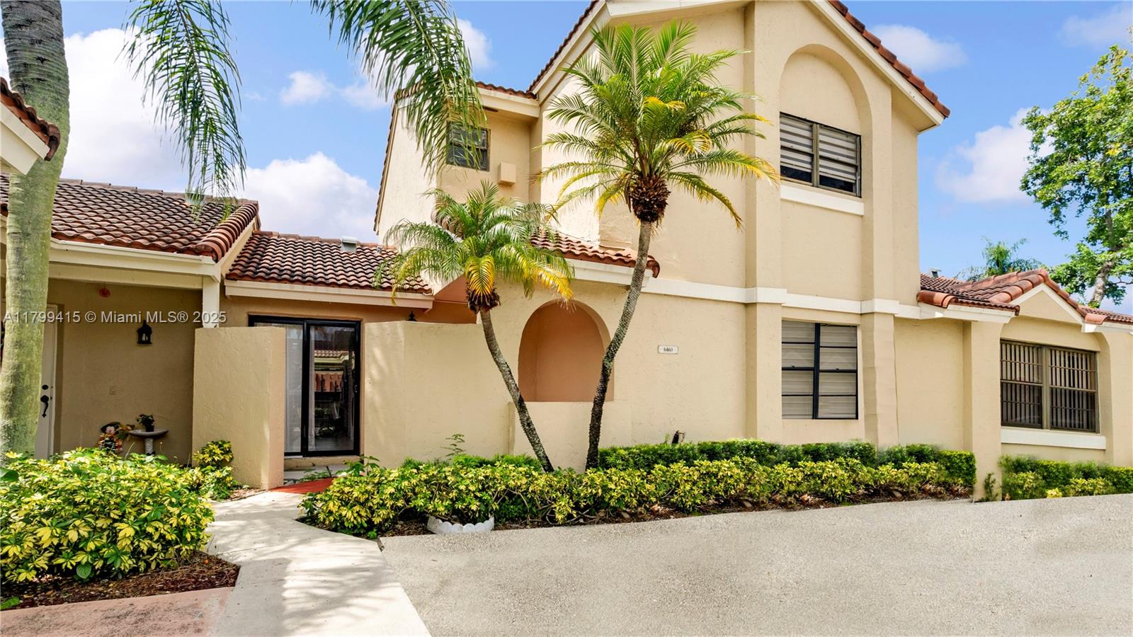 6460 Nw 170 Th Ter, Hialeah, Miami-Dade County, Florida - 3 Bedrooms  
2 Bathrooms - 