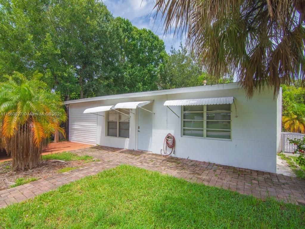 Photo of 1650 5 Ave, Vero Beach, FL 32960 (MLS # A11863527)