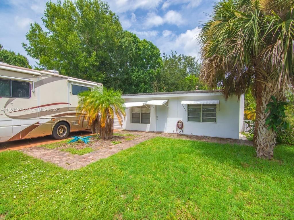 Photo of 1650 5 Ave, Vero Beach, FL 32960 (MLS # A11863527)