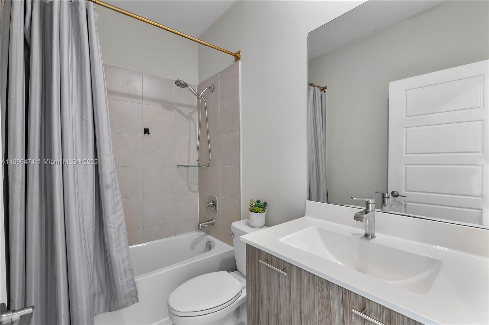 DOWNTOWN DORAL SOUTH PHAS - Residential