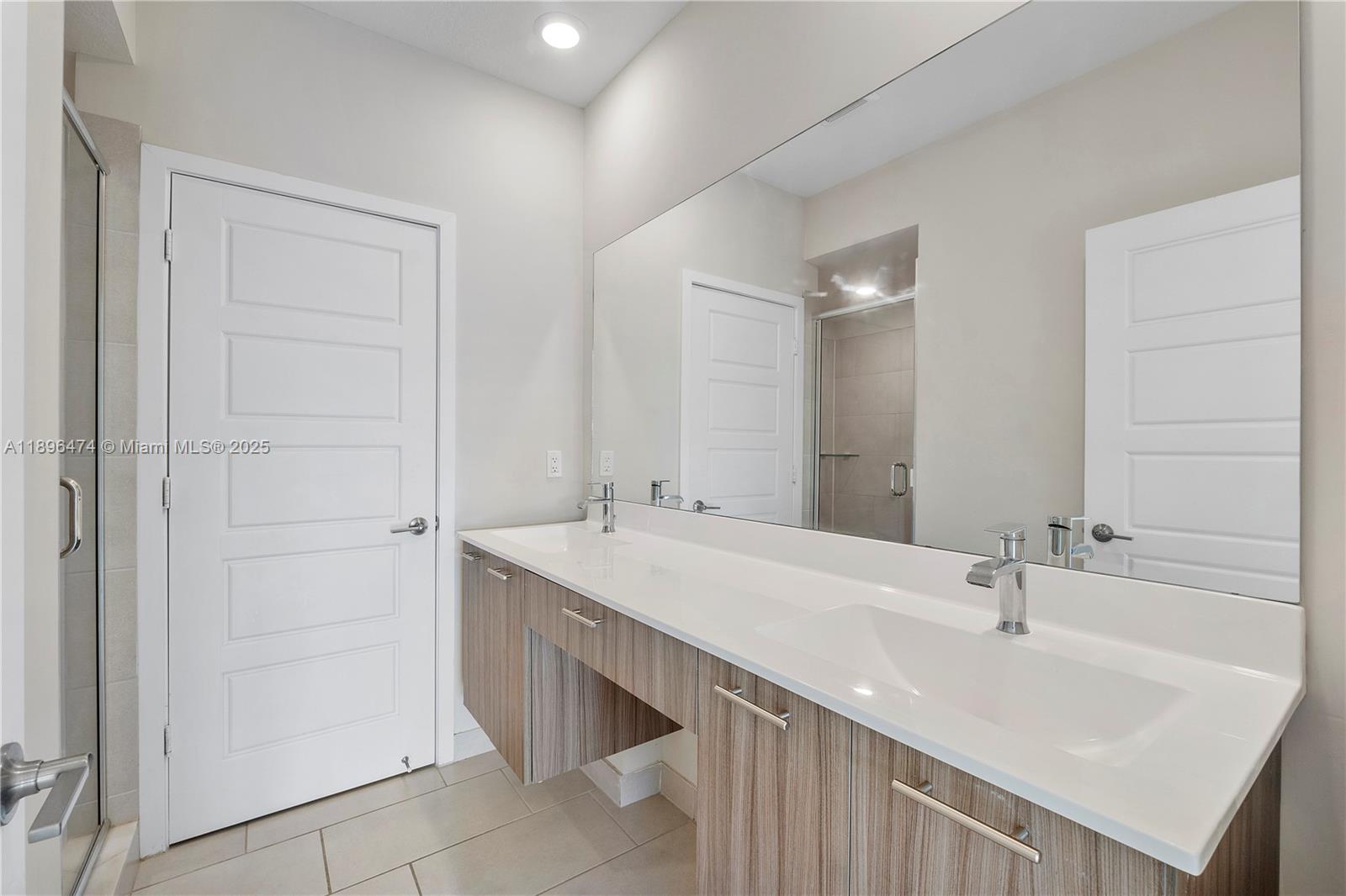 DOWNTOWN DORAL SOUTH PHAS - Residential