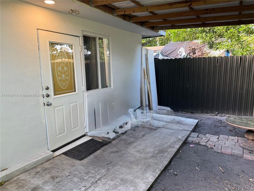 For rent, 1 bedrooms, 1 bathroom and Kitchen , offering a comfortable living space and Location. Water, electricity,  . No access to the backyard. Laundry available no pets are allowed, and no association approval is required.