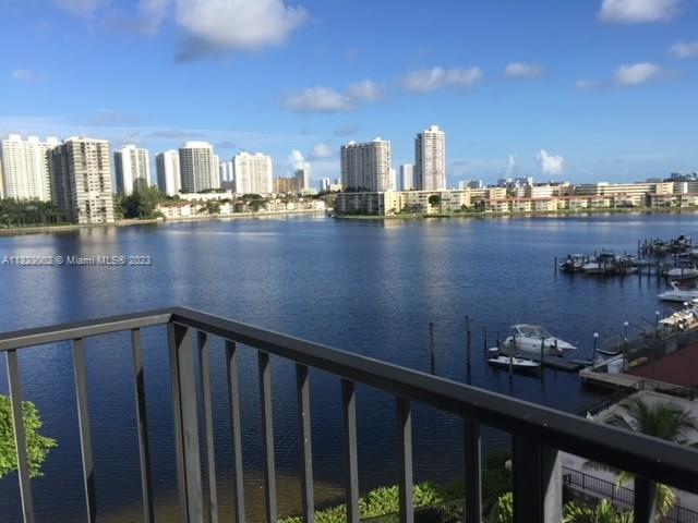 Enjoy the beautiful view of Aventura city and the intracoastal waters from this 2bd/2br. Open balcony. Fully tiled through-out.