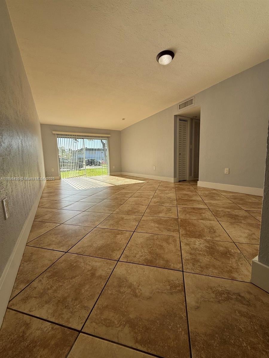 Amazing apartment for Rent, very spacious, has tennis and paddle court, Gym and beautiful pool. Ready to move in.