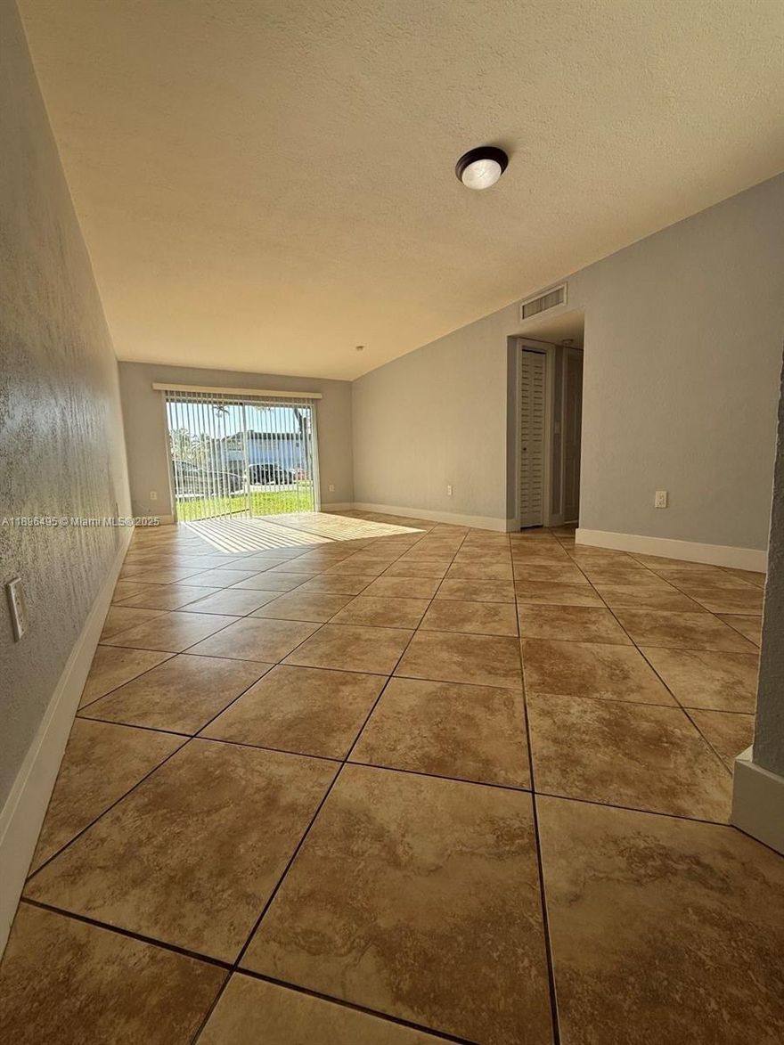 Amazing apartment for Rent, very spacious, has tennis and paddle court, Gym and beautiful pool. Ready to move in.