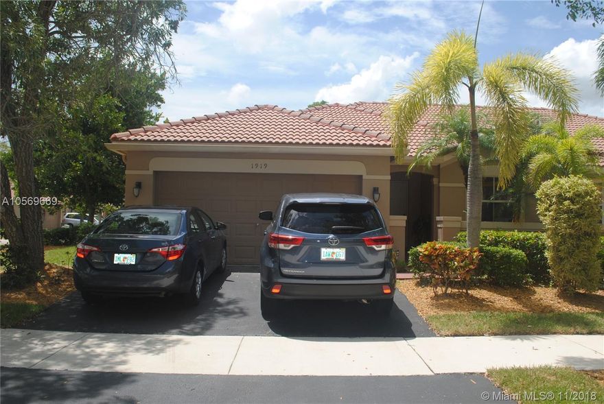 ***Beautiful House***, cozy, substantially remodeled, laminated wood, countertop kitchen granite and quartz. Very nice bathrooms remodeled, community gate. breakfast area.*The best schools in Broward A+*.Fully equipped with crockery, kitchen utensils, sheets and everything a house needs to live comfortably.