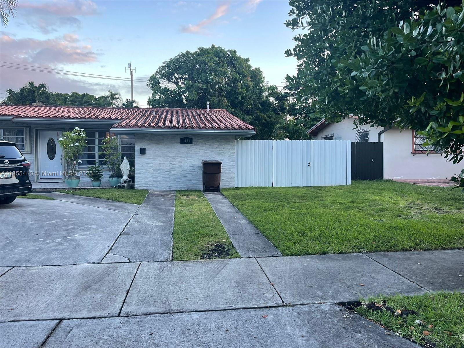 Great Location and price. Ready to move in efficiency in the heart of Hialeah. All utilities included.