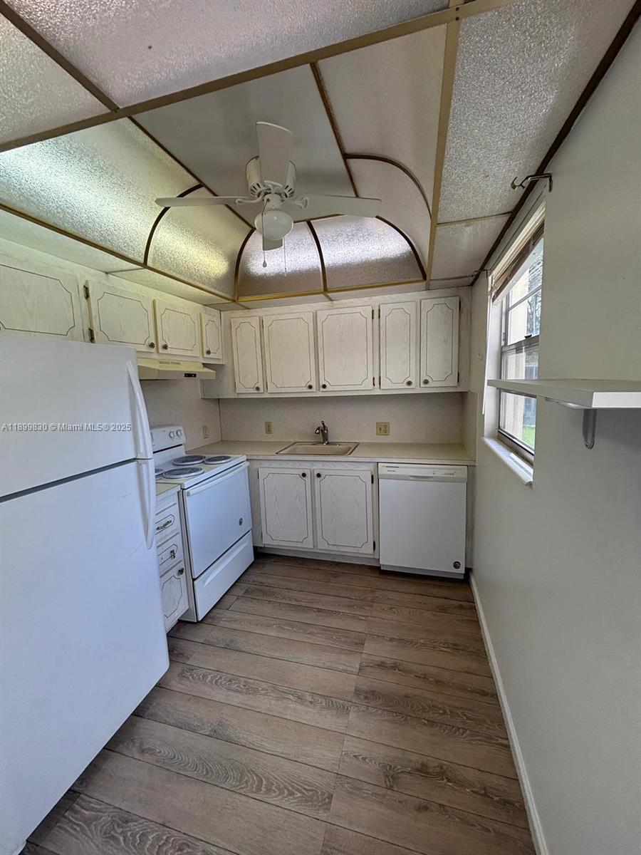 Cozy 2 bed 1 and half bathroom
Email or txt me for showing instructions