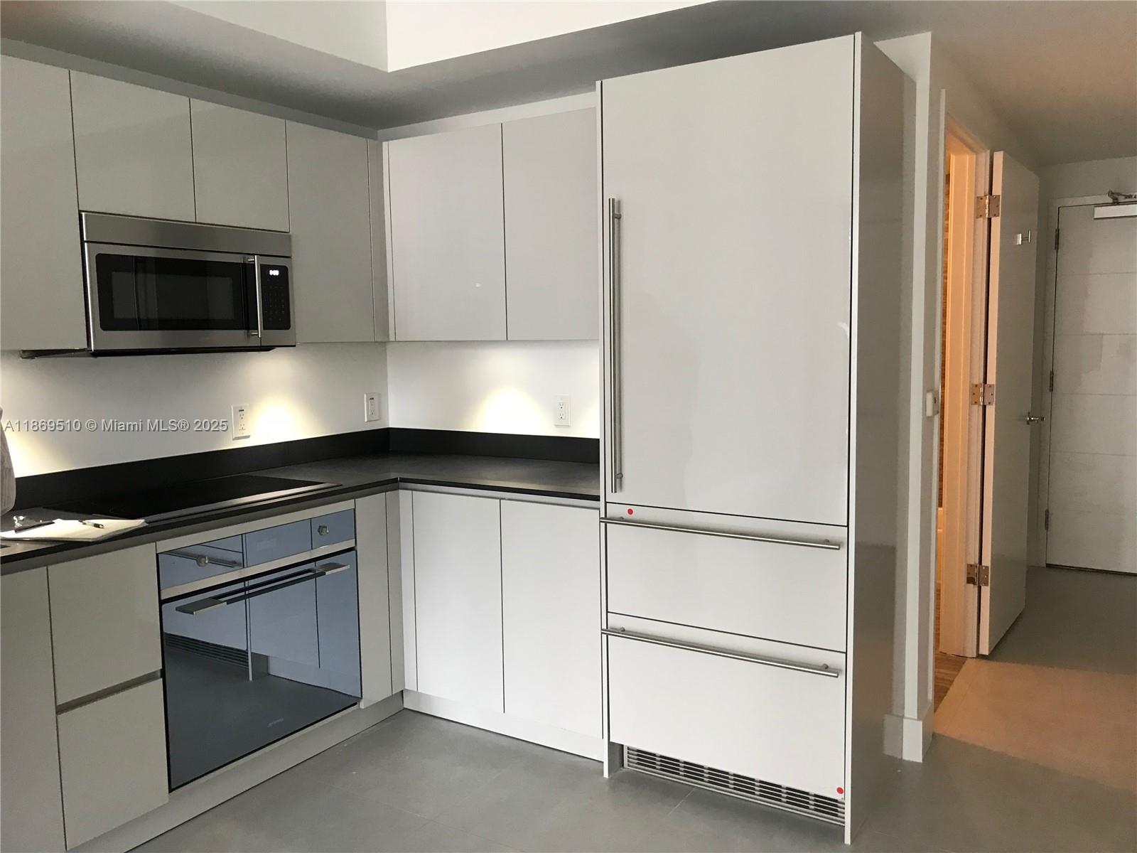 Unit is tenant occupied until March 13th, 2026 paying $ 2,800 monthly. Ideal for an turnkey investor. Best price in 1010 Brickell with all the amenities: basketball and racquetball courts, outdoor running track, kids playgrounds, ping pong, bowling, indoor heat swimming pool and outdoor swimming pool.
