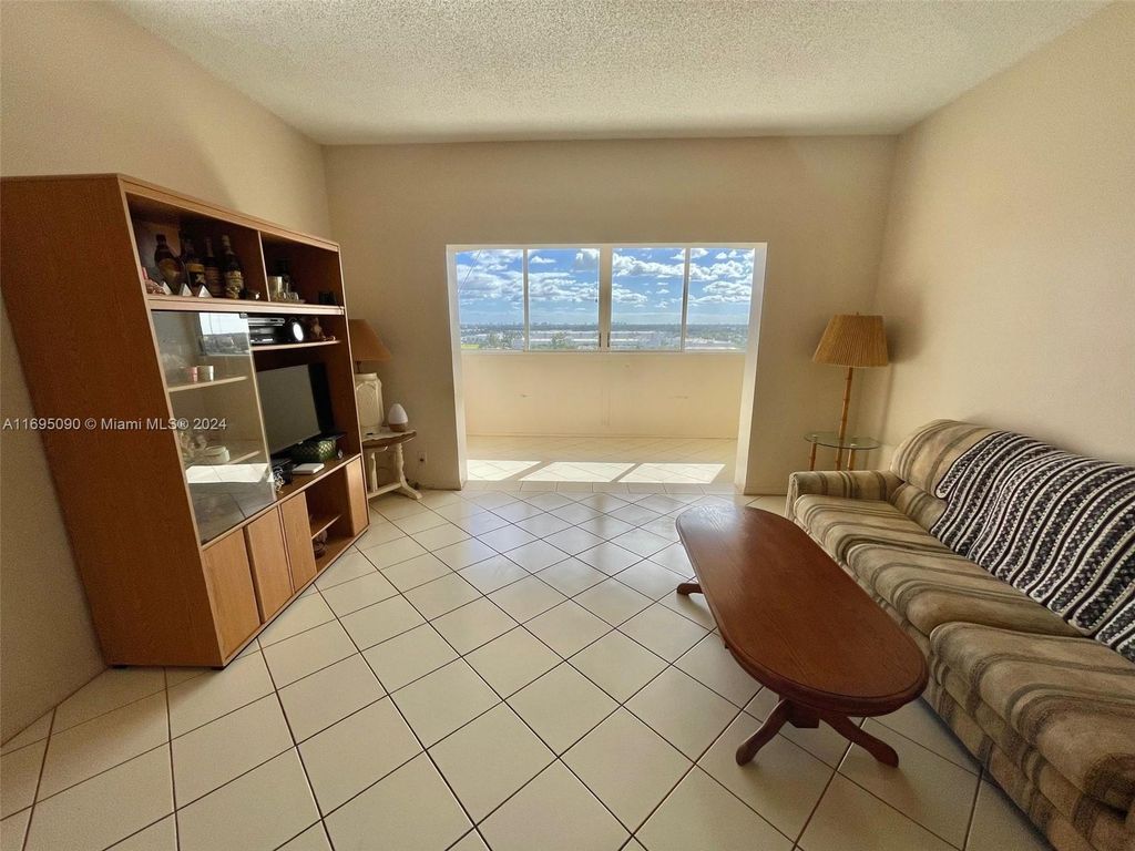 Photo of Hollywood, FL 33021 (MLS # A11695090)