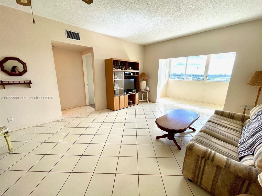 Photo of Hollywood, FL 33021 (MLS # A11695090)