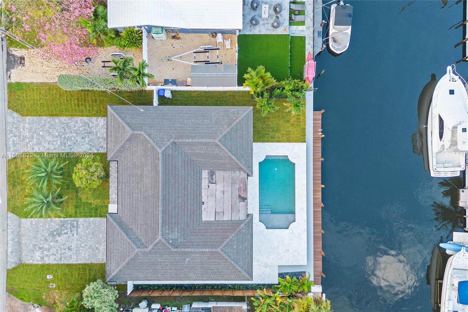 COUNTRY CLUB ISLES - Residential