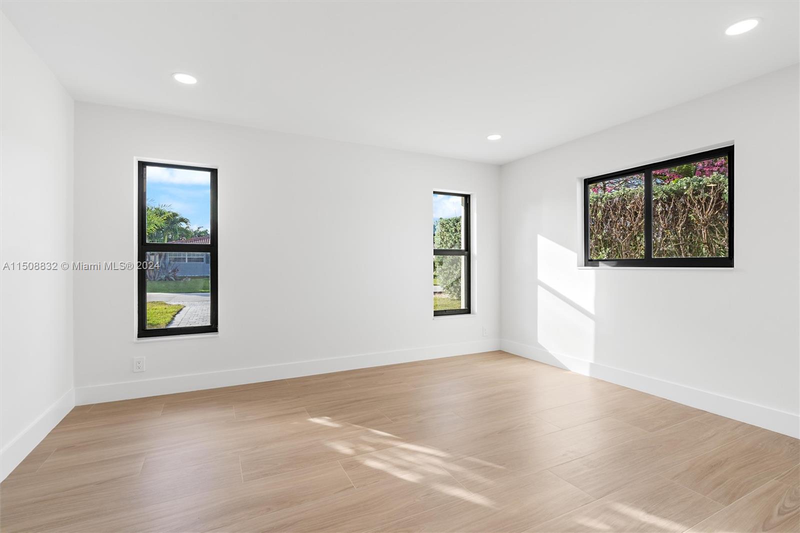 COUNTRY CLUB ISLES - Residential