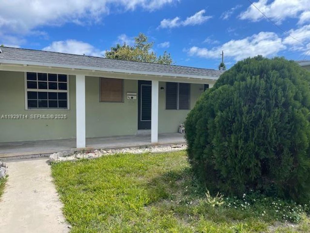 Photo of 1325 N 16th Ct #2, Hollywood, FL 33020 (MLS # A11929714)