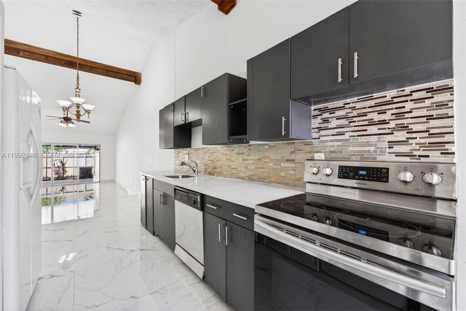 EVERGLADES SUGAR & LAND C - Residential Lease
