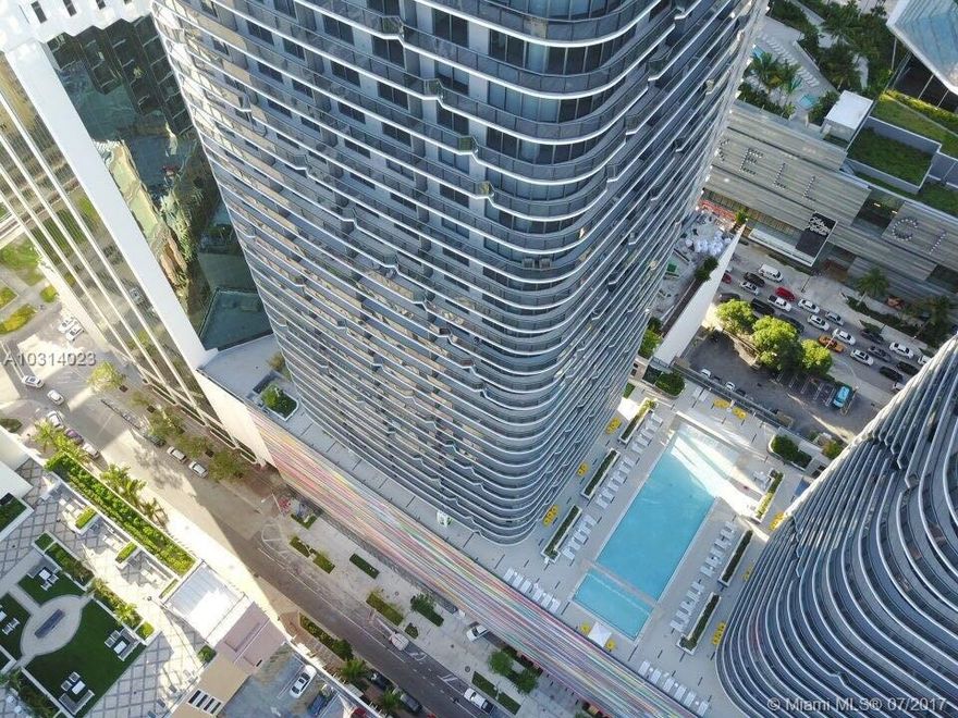 BE THE FIRST TO LIVE IN THIS NEW 1 BEDROOM PLUS DEN 2 FULL BATH CONDO LOCATED IN THE HEART OF BRICKELL. NEXT TO SHOPPING AND RESTAURANTS. 1 FREE YEAR MEMBERSHIP TO EQUINOX. WATER-INTERNET AND BASIC CABLE INCLUDED. TILE,1 VALET PARKING INCLUDED. BREATHTAKING VIEWS UNOBTRUCTED SOUTH  VIEW