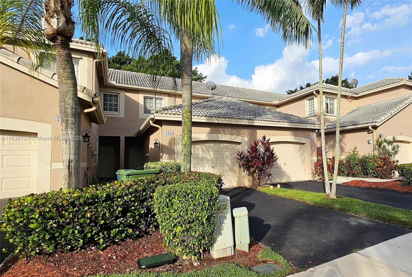 Light and bright 2 bedrooms and 2.5 bathrooms Town House at San Messina. Recently painted. Tiled in Kitchen and Bathrooms. Laminated wood flooring first, second floor, and stairs. Private, no neighbors in the back. Stain Steel appliances in kitchen. Full size Washer and Dryer. 2 Master bedrooms upstairs, booth with walk-in closets. Close to community pool and common areas. Very convenient access to I75 and grocery store. A+ Schools. Easy to visit, come to see it.