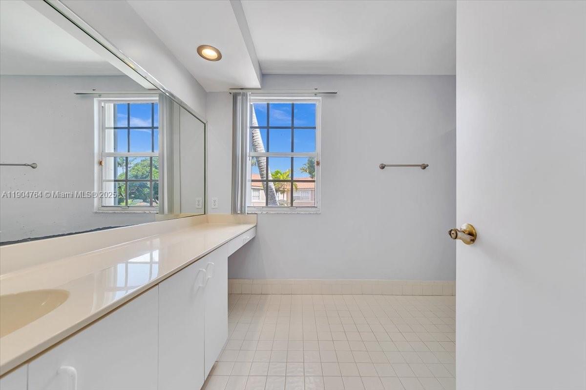 EMBASSY LAKES - Residential Lease