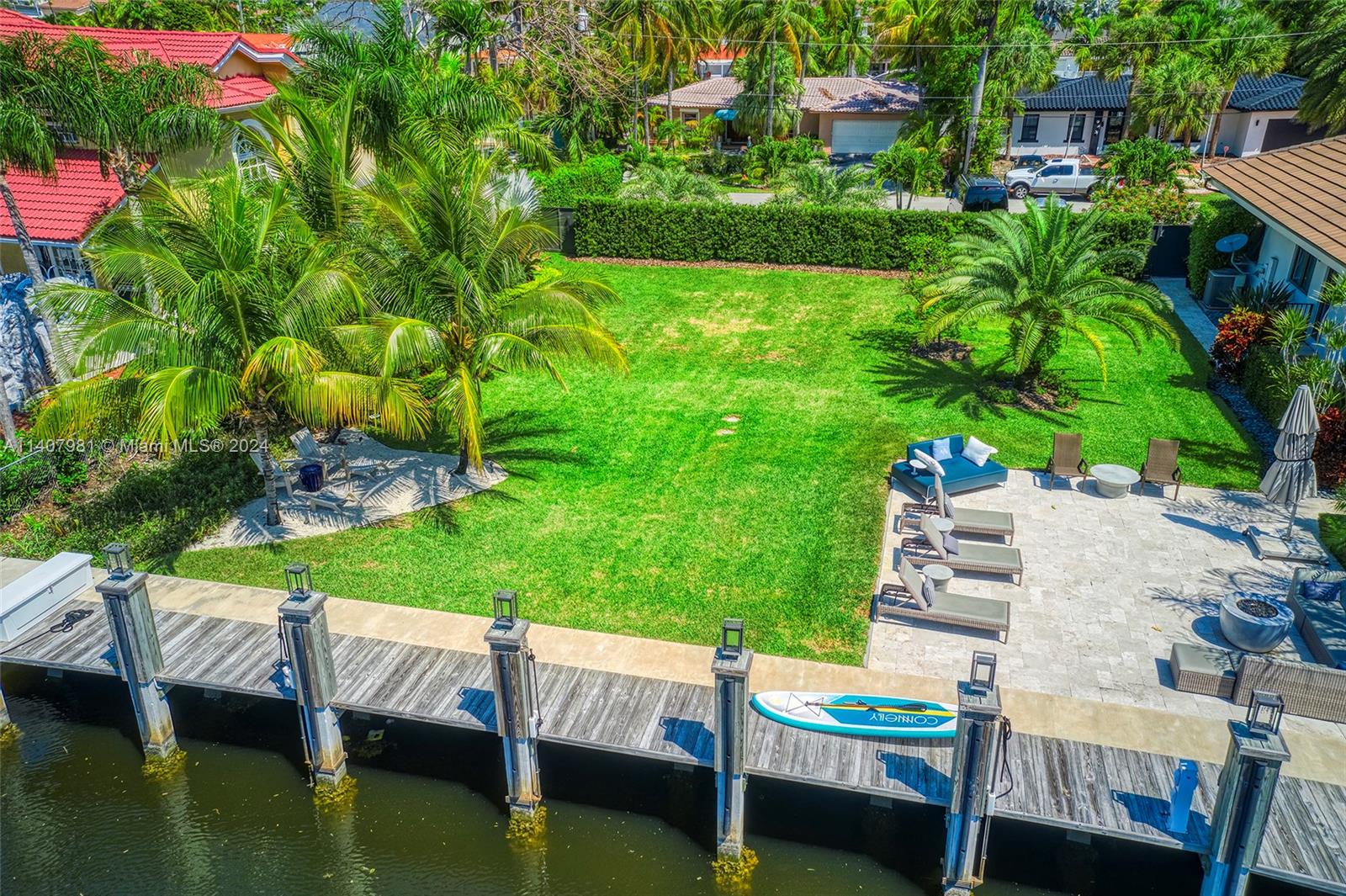 Great opportunity to build your custom home in Eastern Shores. This lot features 80 FT of waterfront with newer
seawall and dock in place. Lot size 80 X 115. Located in a 24-hour guard-gated community walking distance of
shopping, beaches, Oleta State Park, & more.