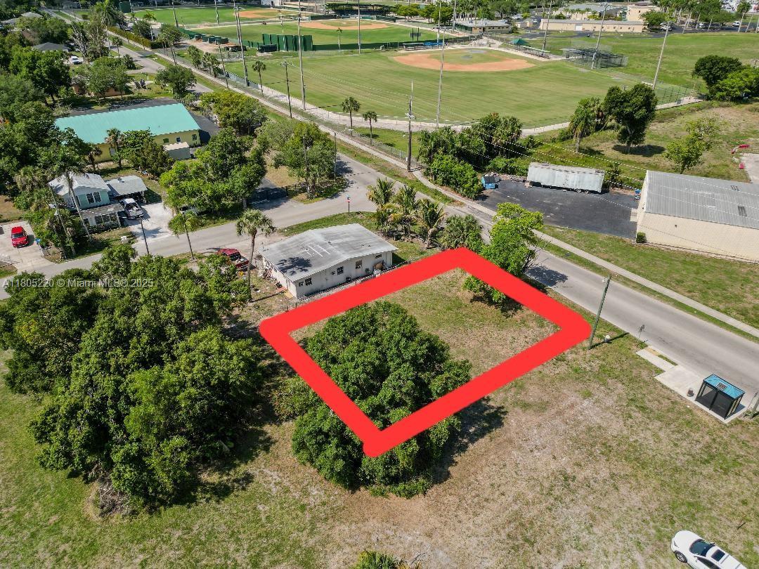 TRAVERS & HENDRYS - Land