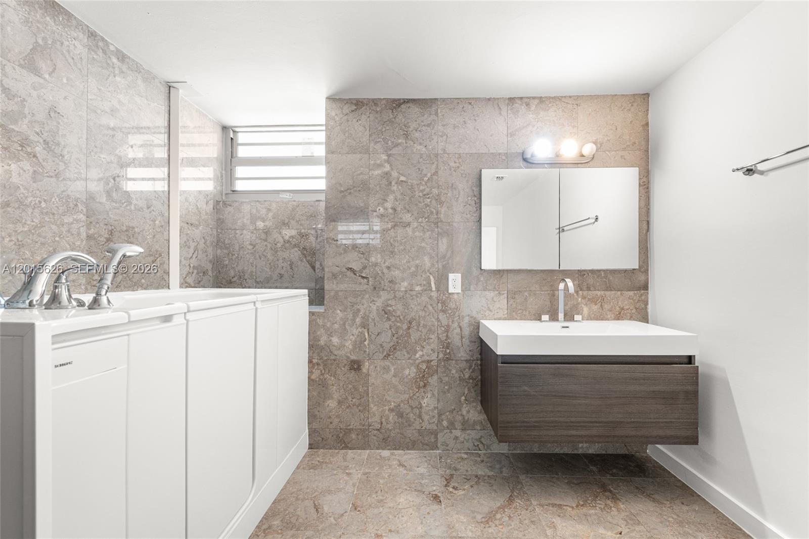 IMPERIAL HOUSE CONDO - Residential