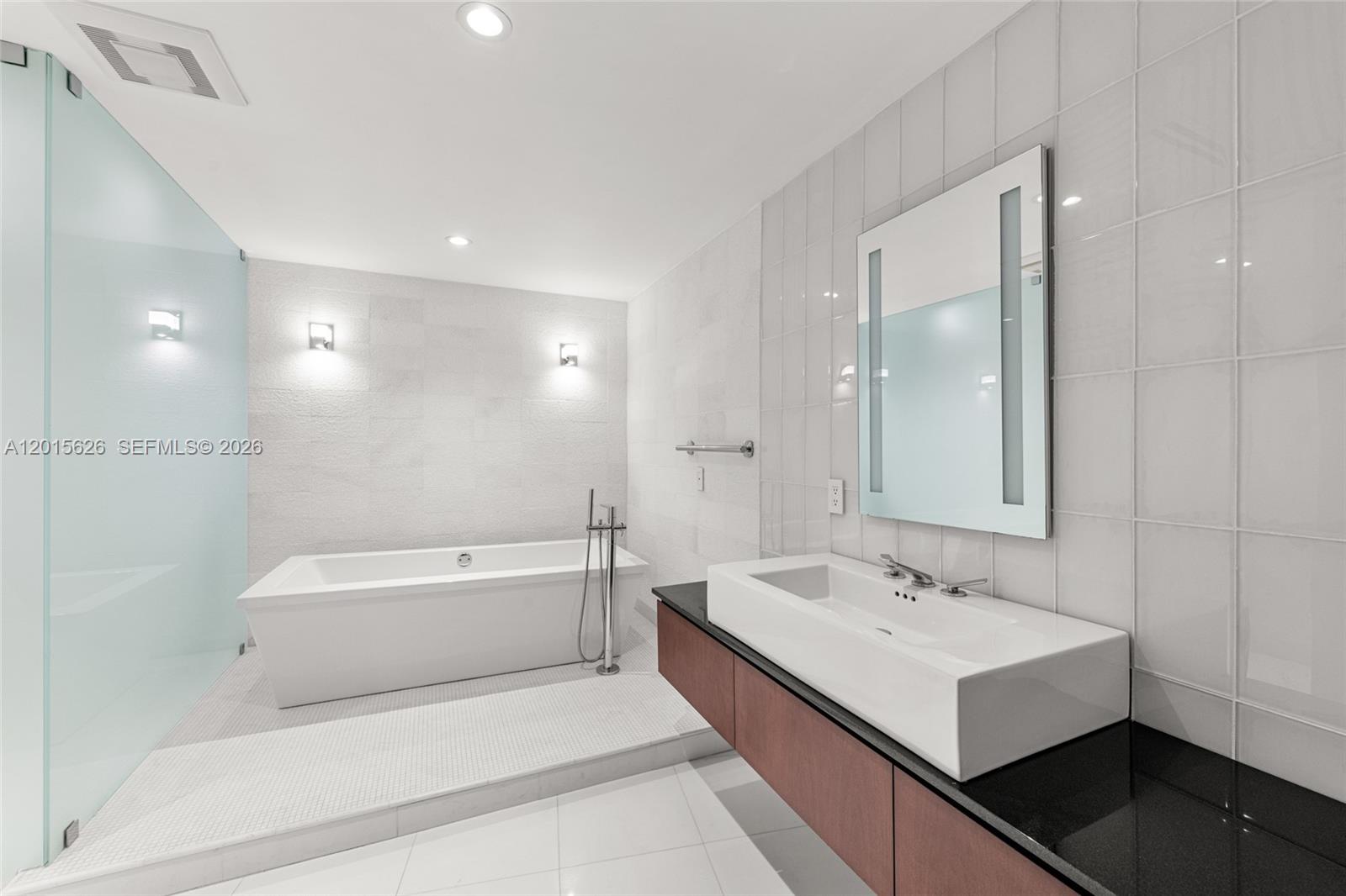 IMPERIAL HOUSE CONDO - Residential