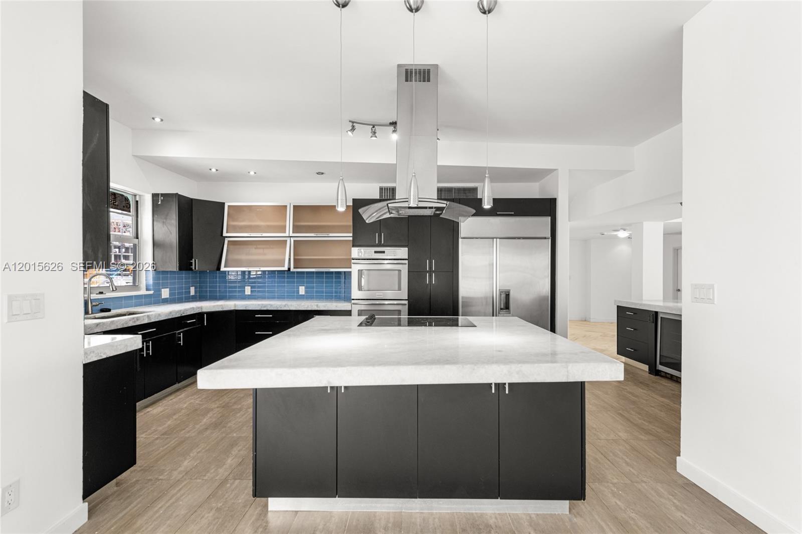 IMPERIAL HOUSE CONDO - Residential