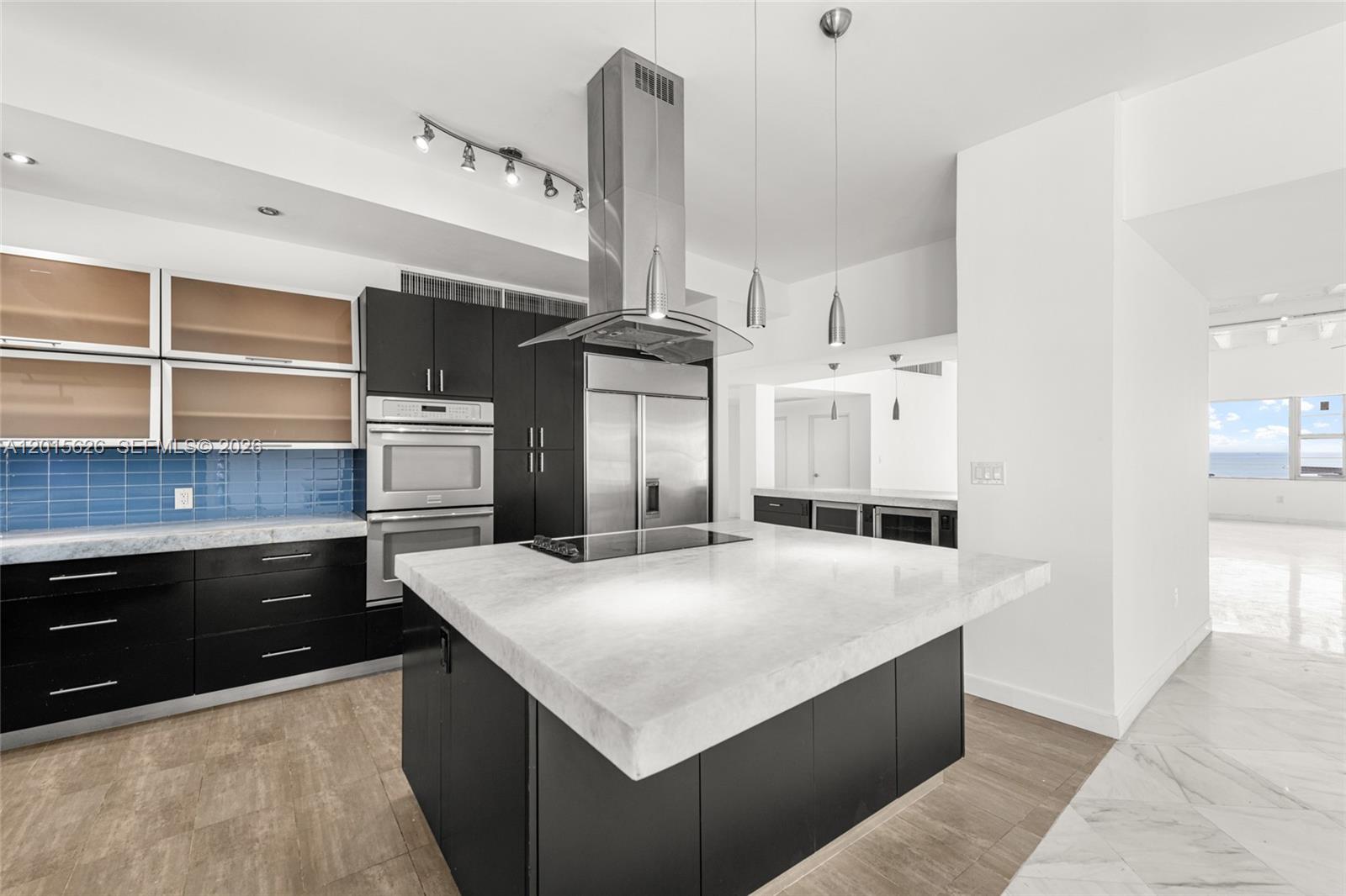 IMPERIAL HOUSE CONDO - Residential