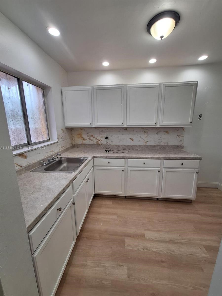 CHECK OUT THIS OPPORTUNITY! Recently renovated 3-bedroom, 1-bath townhouse with brand-new roof and
floors. Bright and open living spaces, fresh paint, and private patio, perfect for outdoor enjoyment. Located in a
quiet community close to major highways, schools, and shopping. *Available September 15th, move-in ready!
Fast approval, Only one month's deposit. *For more information text the listing agent.