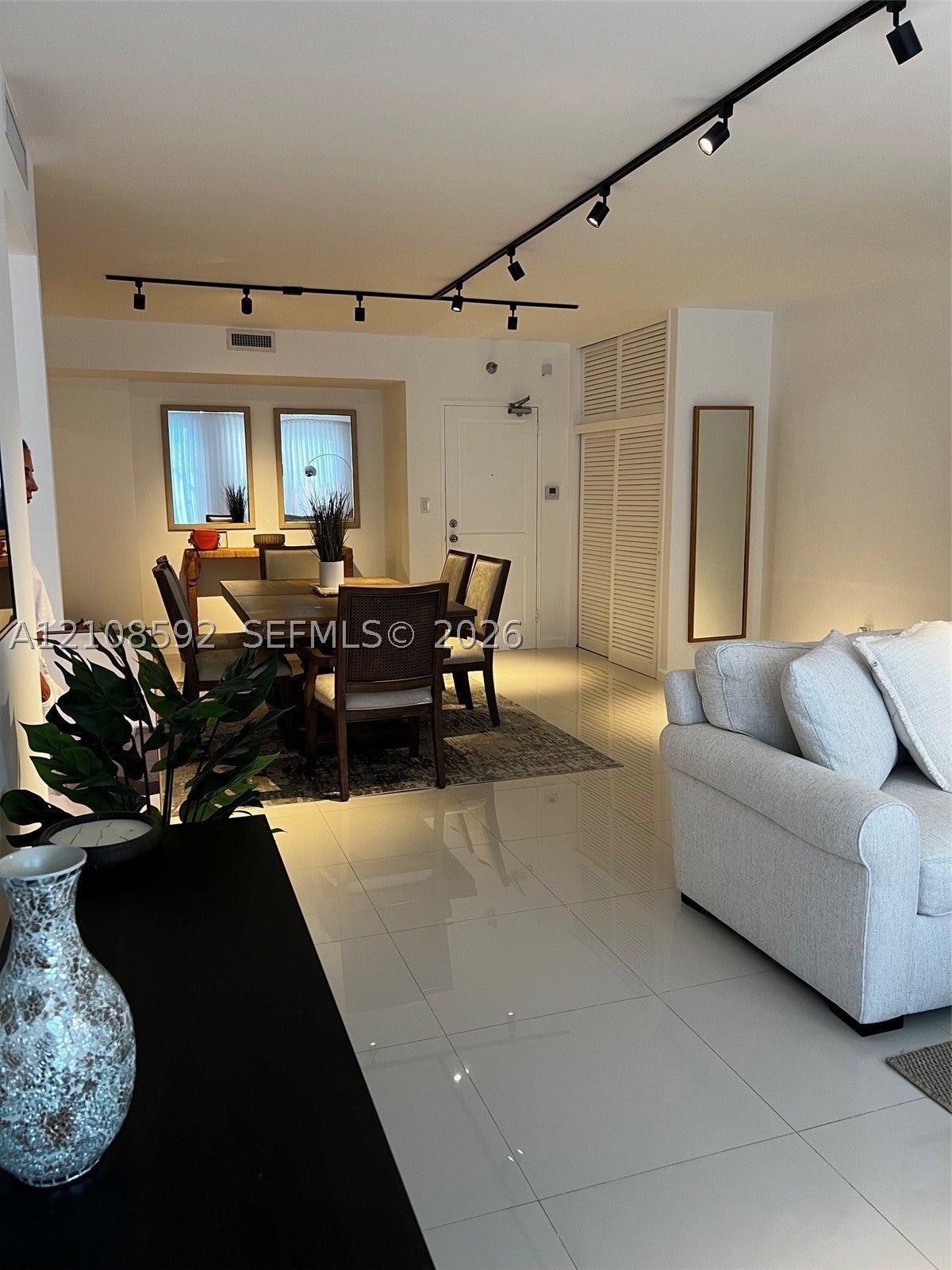 10185 Collins Ave 515