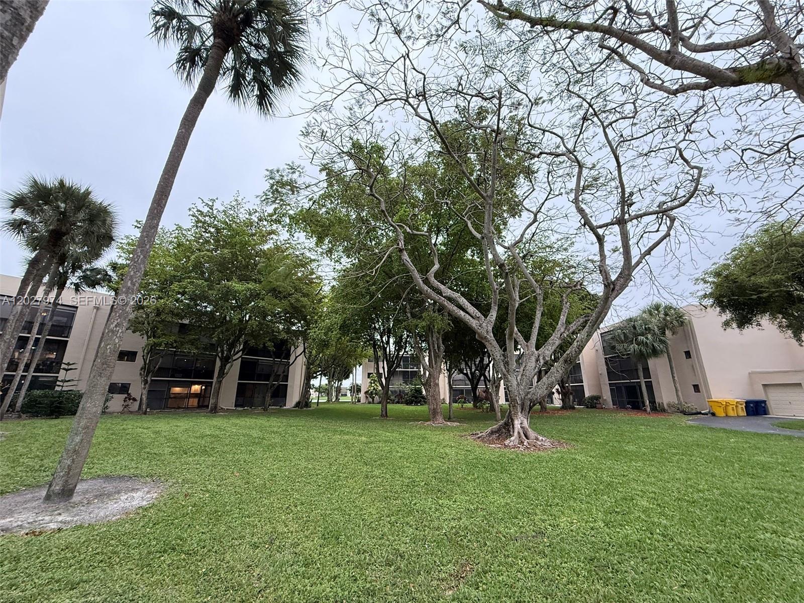 5220 Las Verdes Cir 114
